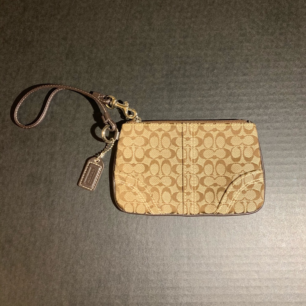 COACH: icon wristlet